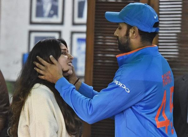 पत्नी रितिका सजदेह के जन्मदिन पर भावुक हुए गेंदबाजो के छक्के छुड़ाने वाले हिटमैन रोहित शर्मा, कहा........ 1