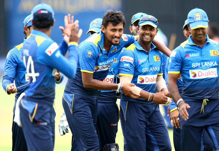 INDvSL: श्रीलंका से मिली शर्मनाक हार के बाद कप्तान रोहित शर्मा ने धोनी के लिए कहा कुछ ऐसा जीत लिया सभी का दिल 3