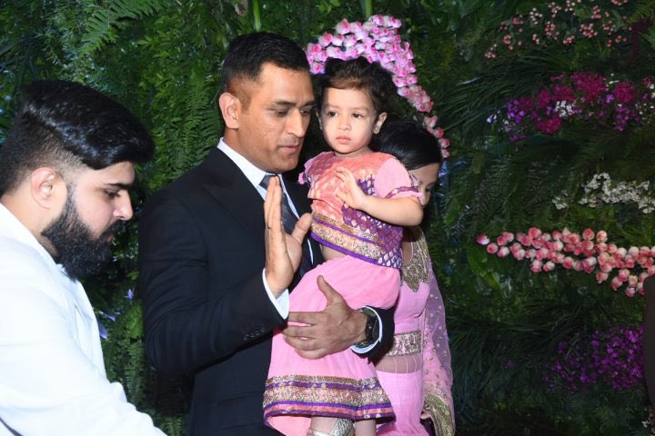 वीडियो : कुछ इस खास अंदाज के साथ धोनी ने अपनी पत्नी व बेटी के साथ मारी अनुष्का-विराट की पार्टी में एंट्री 1