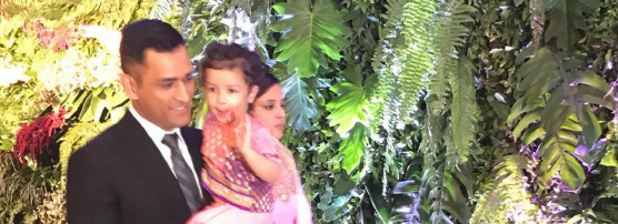 वीडियो : कुछ इस खास अंदाज के साथ धोनी ने अपनी पत्नी व बेटी के साथ मारी अनुष्का-विराट की पार्टी में एंट्री 4