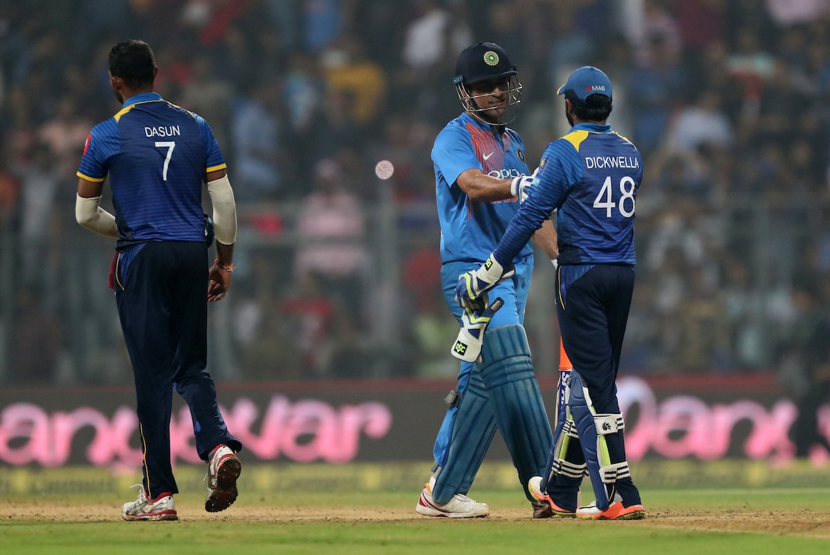 वीडियो: श्रीलंका को टी-20 में 3-0 से मात देने के बाद महेंद्र सिंह धोनी ने लगाया श्रीलंकाई खिलाड़ियों की क्लास 1