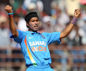 INDvSL: इन 3 भारतीय गेंदबाजों का हमेशा रहा है श्रीलंका में खौफ, 3 में से 1 आज भी है भारतीय टीम का हिस्सा 2 INDvSL: इन 3 भारतीय गेंदबाजों का हमेशा रहा है श्रीलंका में खौफ, 3 में से 1 आज भी है भारतीय टीम का हिस्सा 2