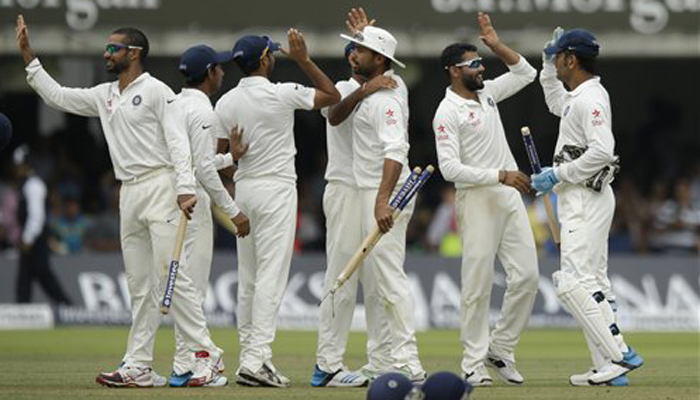 वीडियो: जब गेंद छोड़ टीम इण्डिया के खिलाड़ी करने लगे टी शर्ट की छीना झपटी, तो अश्विन ने स्पिन छोड़ की तेज गेंदबाजी 4
