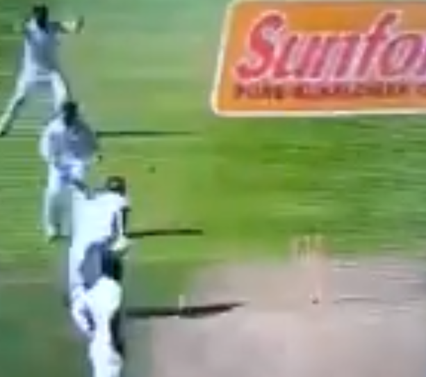 वीडियो : अश्विन ने किया शानदार रन आउट तो दर्शक दीर्घा में बैठी भारतीय टीम की भाभी अनुष्का शर्मा ने दिया ये शानदार रिएक्शन 2