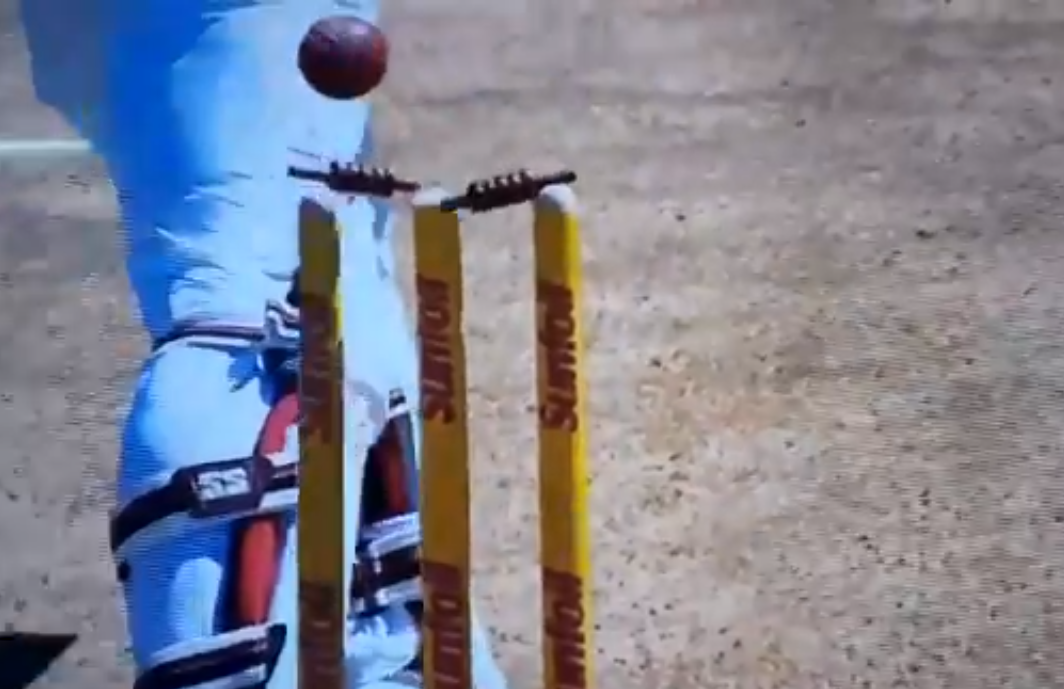 वीडियो: 50.2 ओवर में मोहम्मद शमी ने डाली इस साल की सर्वश्रेष्ठ गेंद बल्लेबाज और अम्पायर भी रह गये हैरान 3