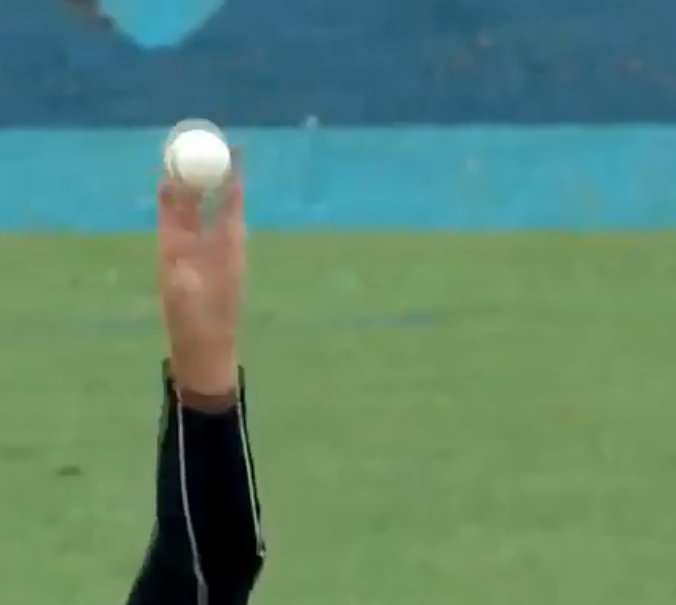 वीडियो : मिचेल सेंटनर ने फखर जमान को सदी की सबसे ज्यादा टर्न लेती और अजीबोगरीब गेंद पर किया बोल्ड 3