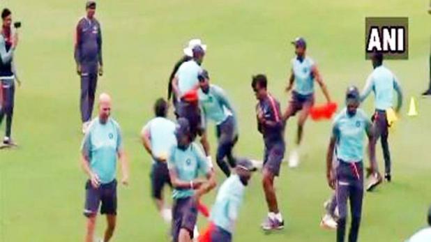 वीडियो: जब गेंद छोड़ टीम इण्डिया के खिलाड़ी करने लगे टी शर्ट की छीना झपटी, तो अश्विन ने स्पिन छोड़ की तेज गेंदबाजी 3