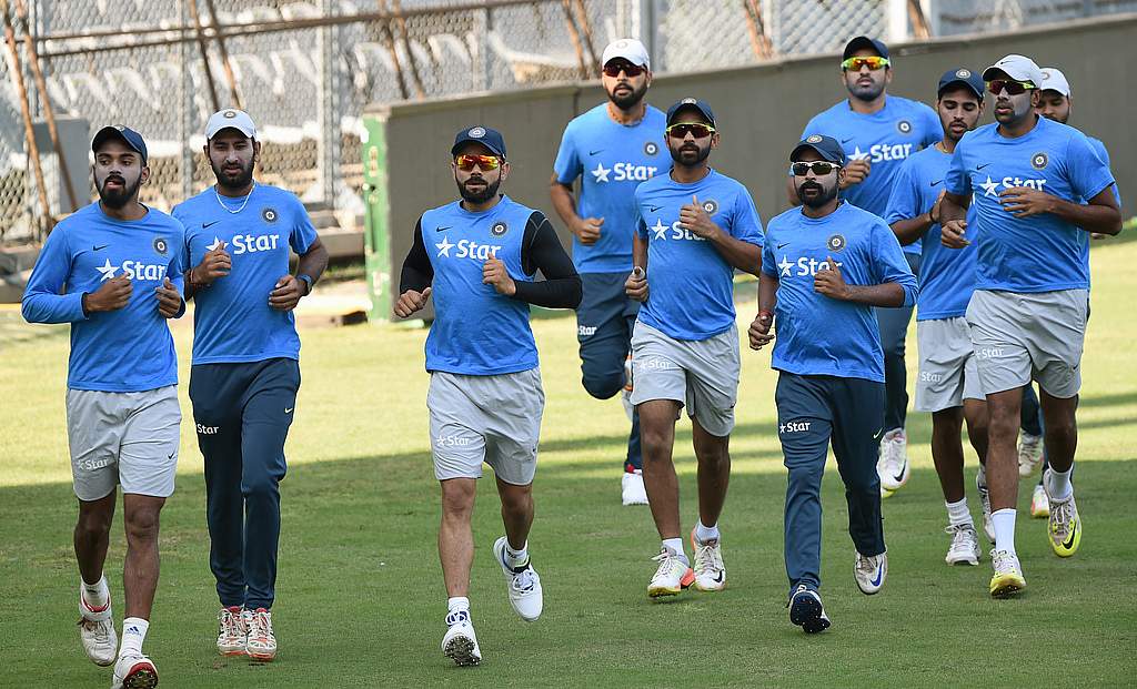 वीडियो: जब गेंद छोड़ टीम इण्डिया के खिलाड़ी करने लगे टी शर्ट की छीना झपटी, तो अश्विन ने स्पिन छोड़ की तेज गेंदबाजी 1