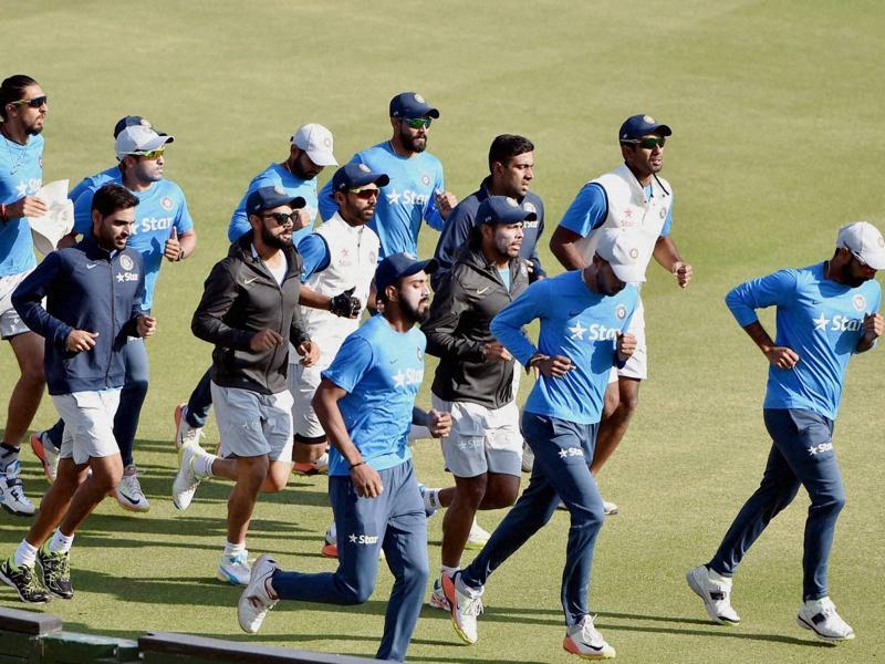 वीडियो: जब गेंद छोड़ टीम इण्डिया के खिलाड़ी करने लगे टी शर्ट की छीना झपटी, तो अश्विन ने स्पिन छोड़ की तेज गेंदबाजी 2