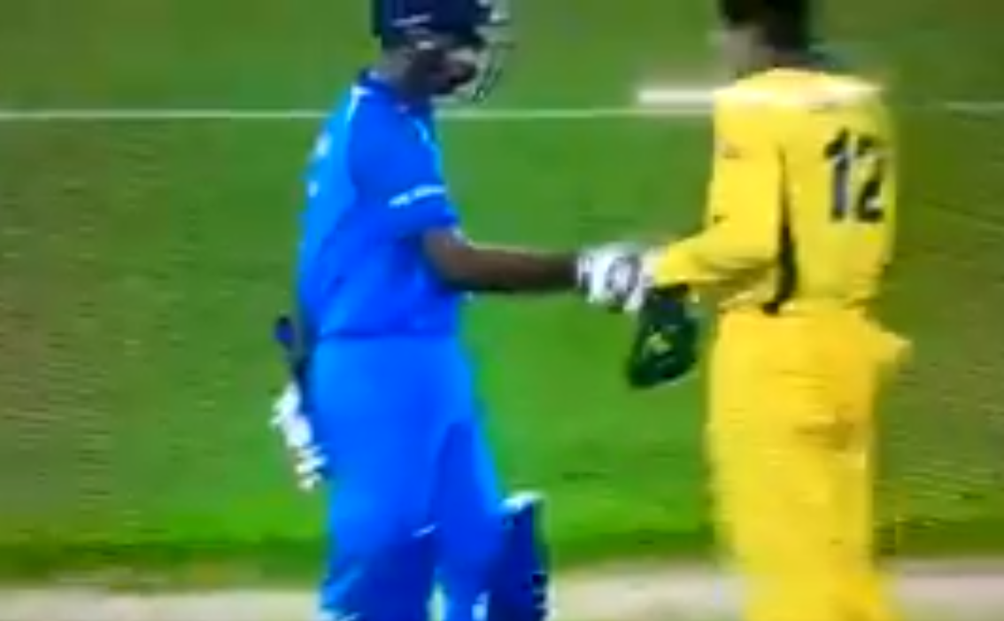 वीडियो: मनजोत कालरा का शतक पूरा होने पर ऑस्ट्रेलियाई कप्तान जैसन संघा ने कैमरे के सामने किया कुछ ऐसा जीत लिया भारत का दिल 3