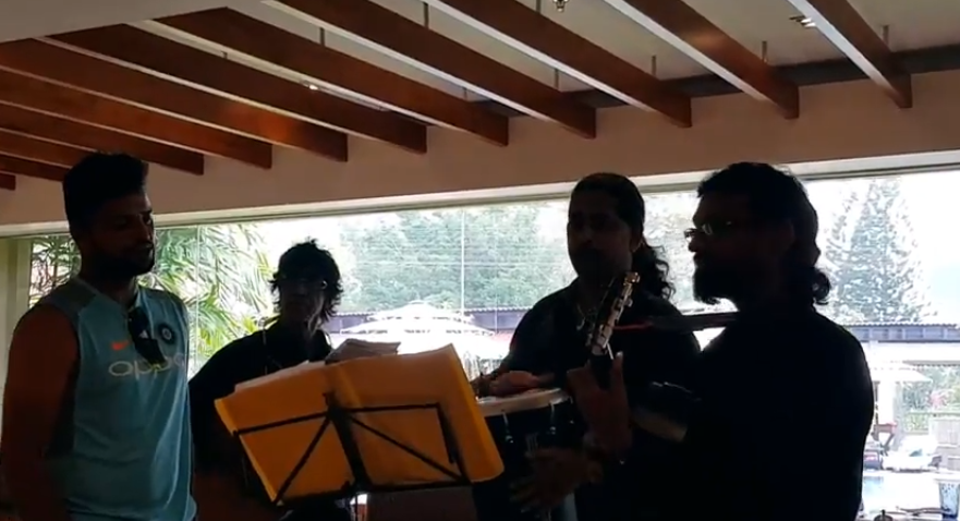 वीडियो : सुरेश रैना ने श्रीलंका में एक रेस्टोरेंट में म्यूजिक बैंड के साथ मिलकर गाया किशोर कुमार का सदाबहार गाना, वीडियो हुआ वायरल 4