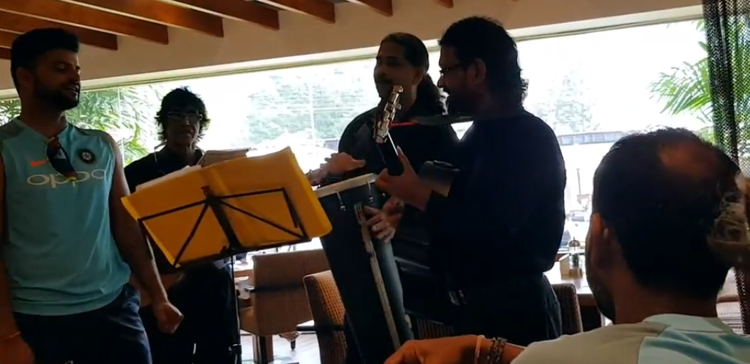 वीडियो : सुरेश रैना ने श्रीलंका में एक रेस्टोरेंट में म्यूजिक बैंड के साथ मिलकर गाया किशोर कुमार का सदाबहार गाना, वीडियो हुआ वायरल 1