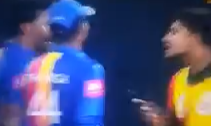 वीडियो : 19.2 ओवर में उपुल थरंगा और दसुन शानाका जैसे दिग्गज खिलाड़ियों से भिड़े बांग्लादेशी खिलाड़ी सरेआम हुआ धक्कामुक्की 3