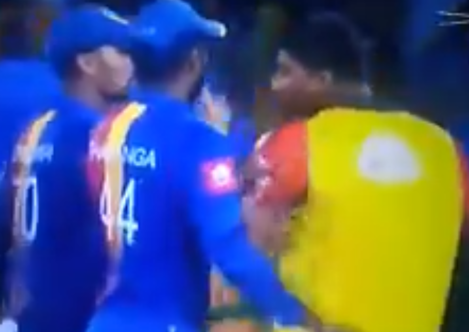 वीडियो : 19.2 ओवर में उपुल थरंगा और दसुन शानाका जैसे दिग्गज खिलाड़ियों से भिड़े बांग्लादेशी खिलाड़ी सरेआम हुआ धक्कामुक्की 4