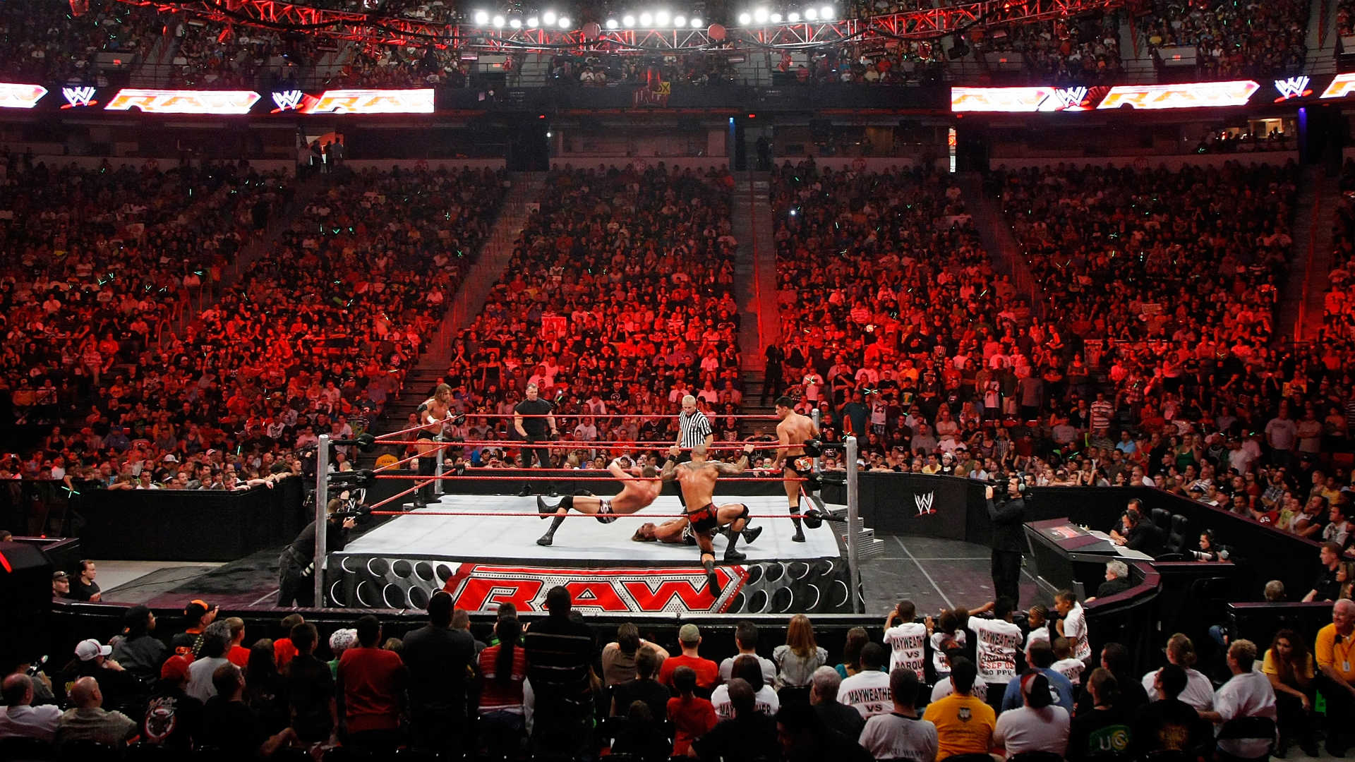 Wrestling arena. Ринг WWE Raw. Ринг рестлинга WWE. Реслинг Арена. Ринг зрители.