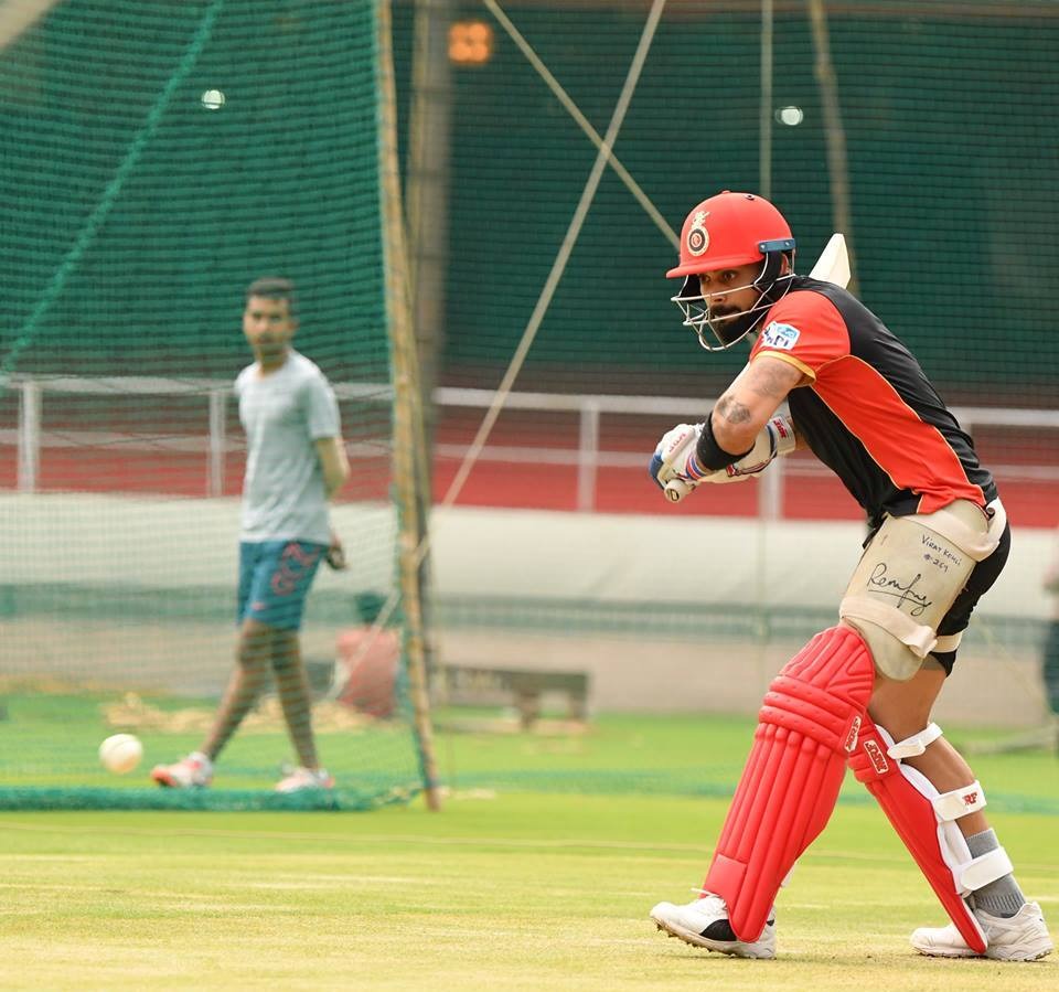 PHOTOS: आईपीएल के पहले मैच से पहले बैंगलोर में गेंदबाजो पर कहर बनकर टूटे विराट कोहली 4