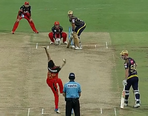 अपनी ही फेंकी गेंद देख हैरत में पड़ गया आरसीबी का यह गेंदबाज, कमेंटेटर ने कहा "वंडर बॉल" 3
