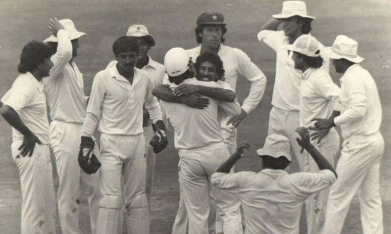 इतिहास के पन्नो से: जब भारतीय टीम के खिलाफ हेलमेट पहनकर फील्डिंग करने उतरी थी पूरी पाकिस्तान टीम, वजह था काफी दिलचस्प 3