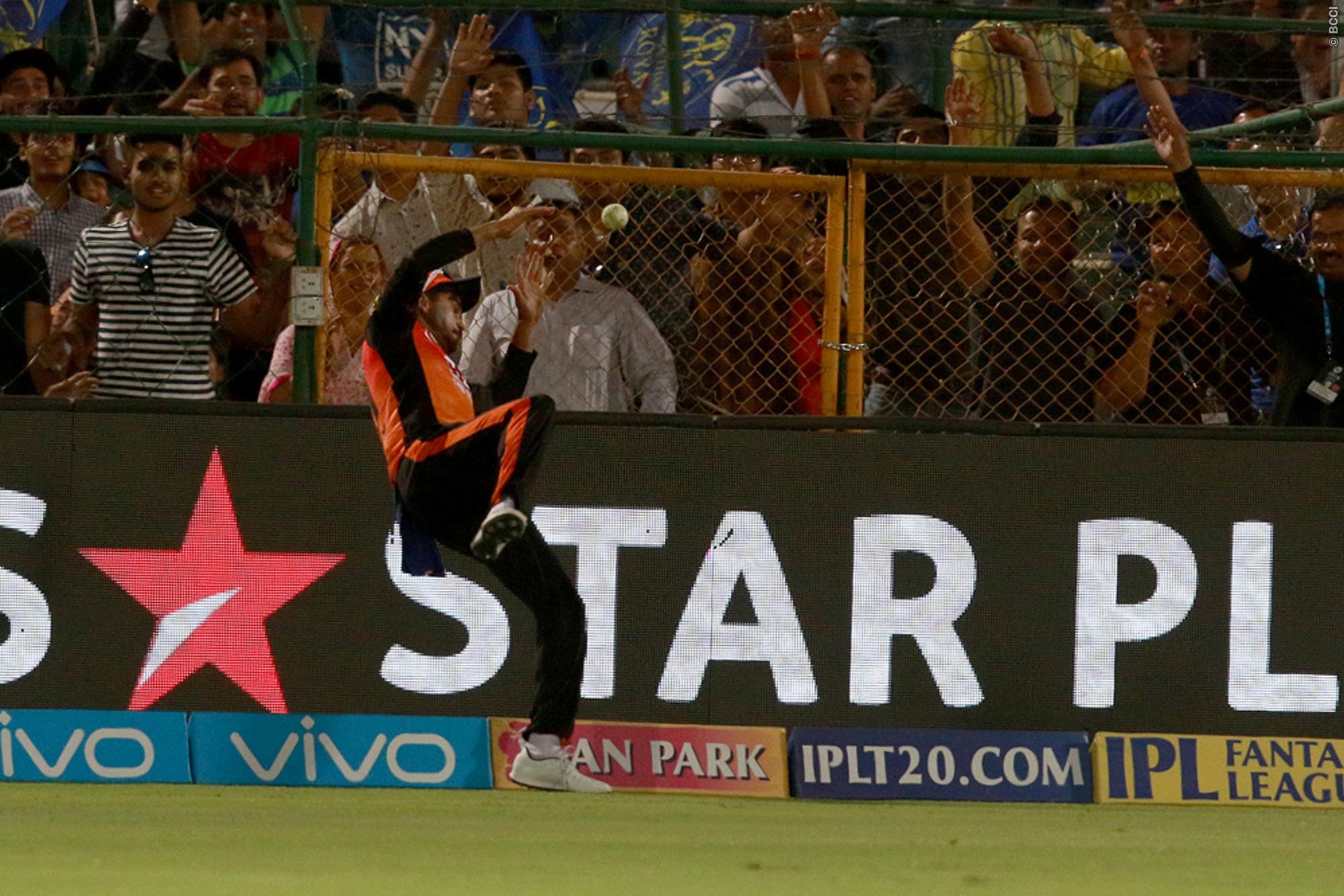 वीडियो- राजस्थान की बल्लेबाजी के दौरान दिखा मनीष पाण्डेय का स्पाइडर मैन अवतार, बचाए 6 रन 1
