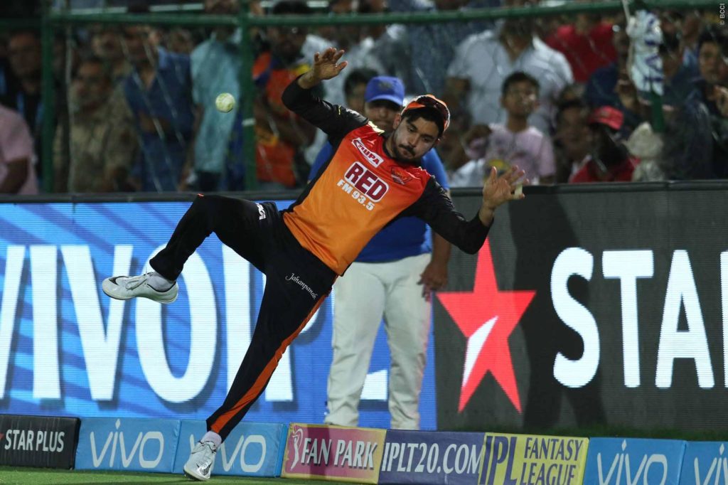 वीडियो- राजस्थान की बल्लेबाजी के दौरान दिखा मनीष पाण्डेय का स्पाइडर मैन अवतार, बचाए 6 रन 5