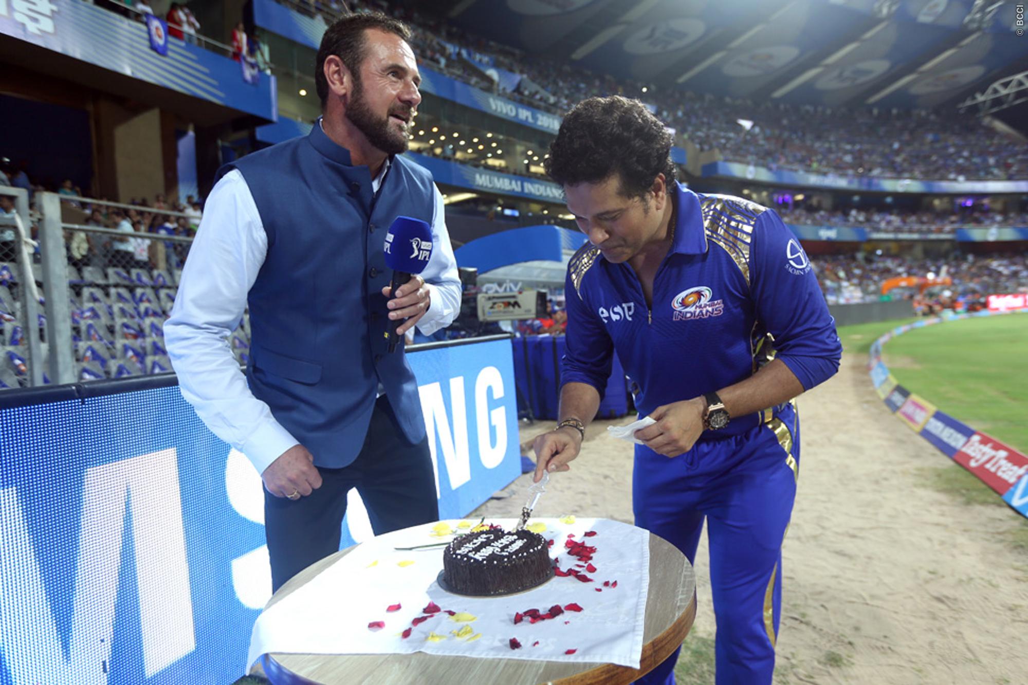 वीडियो : मुंबई इंडियंस के लिए भाग्यशाली रहा सचिन का बर्थडे, मैदान में केक काटते ही गिरे सनराइजर्स के दो बड़े विकेट 3