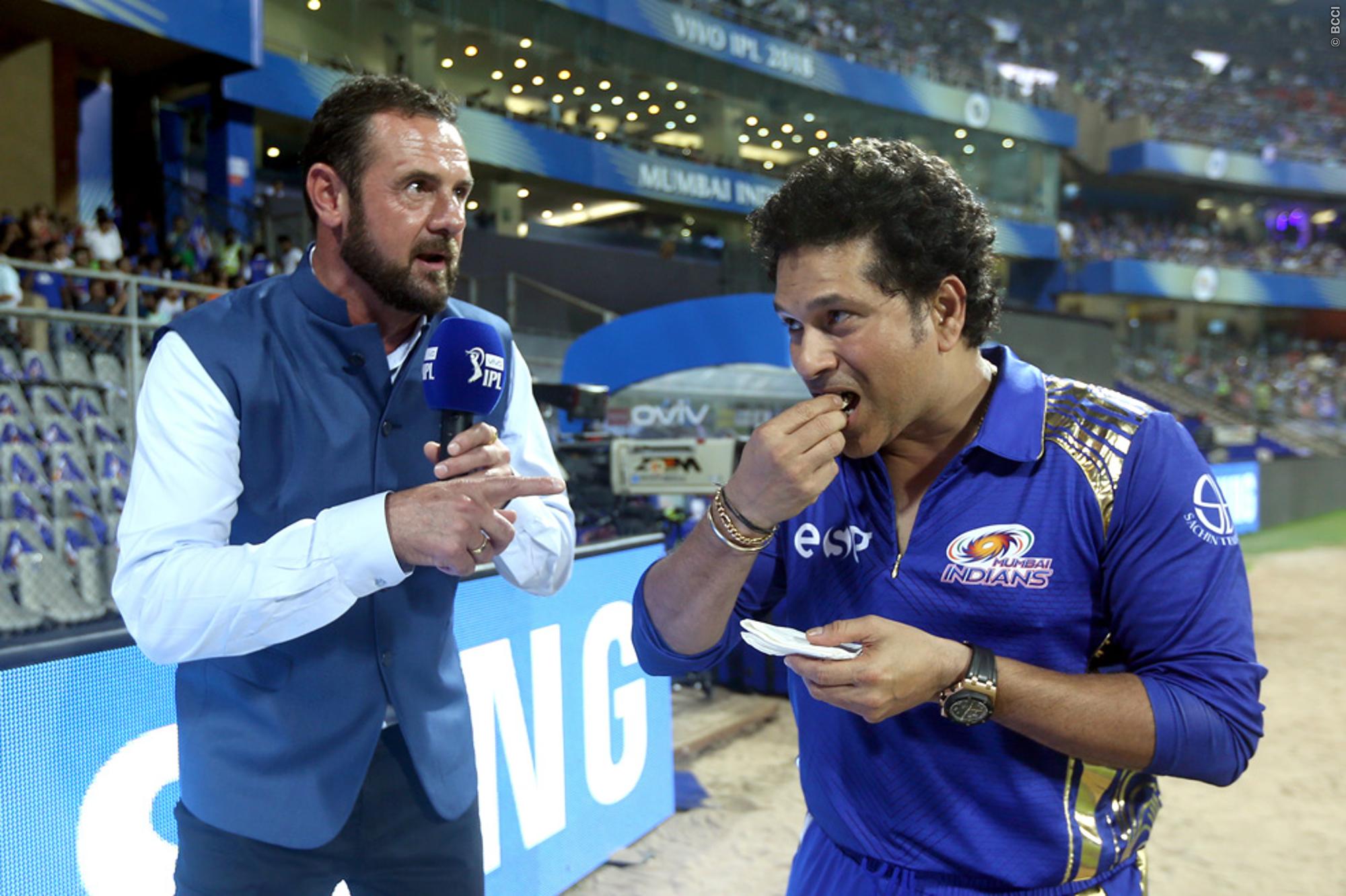 वीडियो : मुंबई इंडियंस के लिए भाग्यशाली रहा सचिन का बर्थडे, मैदान में केक काटते ही गिरे सनराइजर्स के दो बड़े विकेट 2