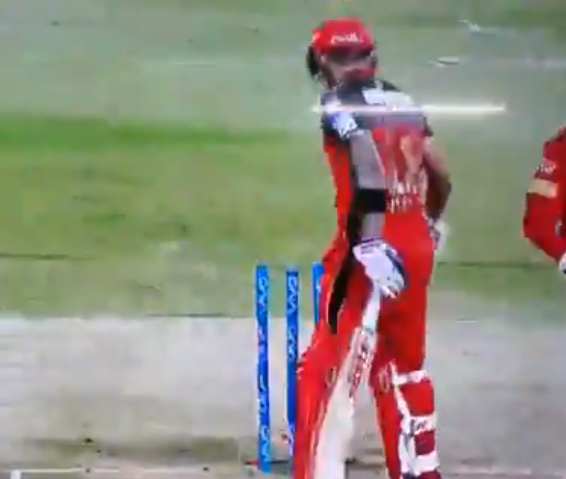 VIDEO: 4.5 ओवर में मुजीब उर रहमान ने डाली कोहली को ऐसी गेंद की टर्न देख हैरान रह गये कोहली, हुए क्लीन बोल्ड 2