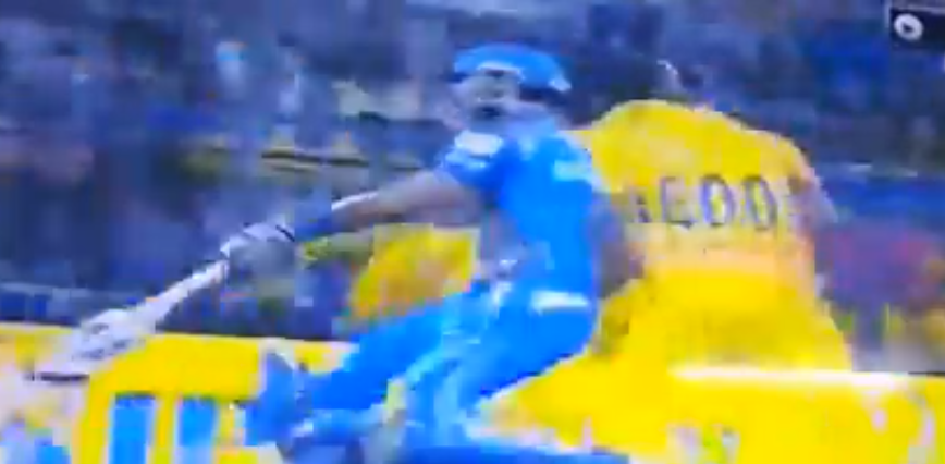 VIDEO: मुंबई इंडियंस की पारी के दौरान 19 वें ओवर में रन लेने के दौरान हुआ कुछ ऐसा अपने ही भाई पर भड़क गये कृणाल पंड्या 2