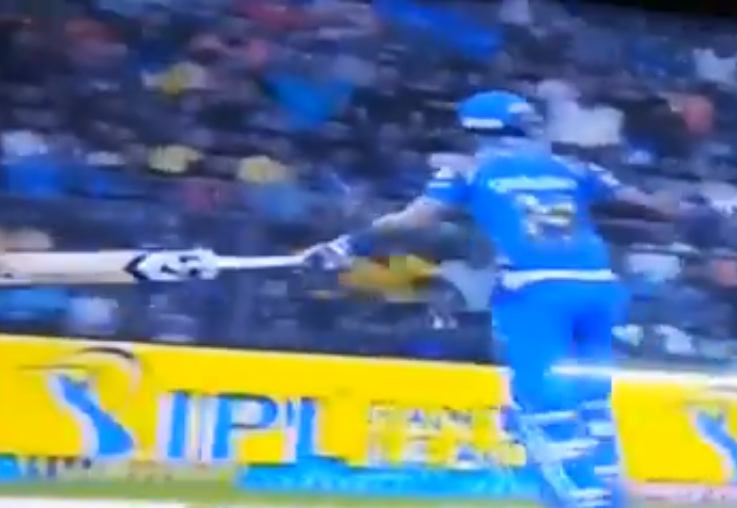 VIDEO: मुंबई इंडियंस की पारी के दौरान 19 वें ओवर में रन लेने के दौरान हुआ कुछ ऐसा अपने ही भाई पर भड़क गये कृणाल पंड्या 4