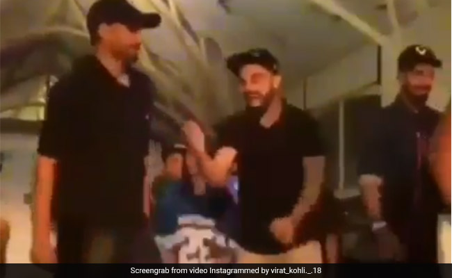 विडियो : आईपीएल पार्टी में विराट, ब्रावो और राहुल कर रहे थे डांस, तभी हरभजन का डांस देख जोर-जोर से हंसने लगे विराट 1