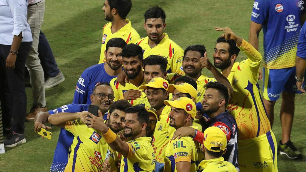 आईपीएल के फाइनल मुकाबले में चेन्नई सुपर किंग्स के साथ जश्न मनाता दिखा दिल्ली डेयरडेविल्स का ये खिलाड़ी, अब बताया वजह 3