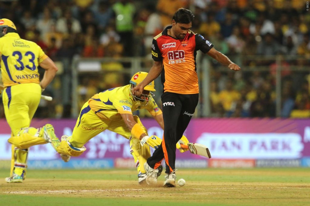 CSKvsSRH FINAL : केन विलियमसन की इस छोटी सी गलती के कारण सनराइजर्स का चैंपियन बनने का सपना टूटा 2 CSKvsSRH FINAL : केन विलियमसन की इस छोटी सी गलती के कारण सनराइजर्स का चैंपियन बनने का सपना टूटा 2
