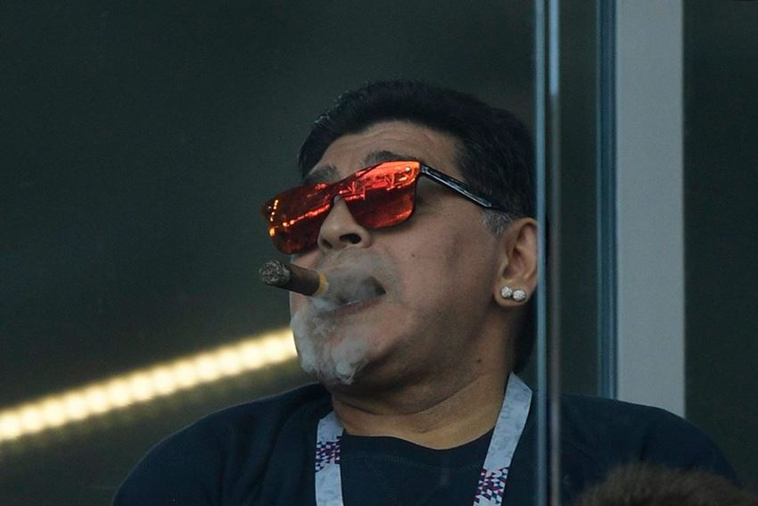 धूम्रपान बैन होने के बावजूद दिग्गज फुटबॉल खिलाड़ी ने चलते मैच के दौरान पीता रहा सिगार 2