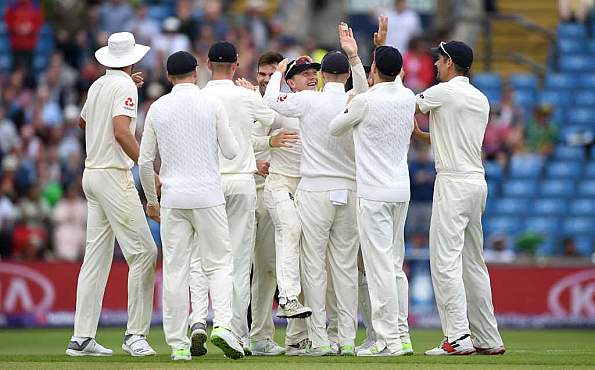 इंग्लैंड ने पाकिस्तान की बजाई बैंड, सीरीज 1-1 की बराबरी पर छूटी 1