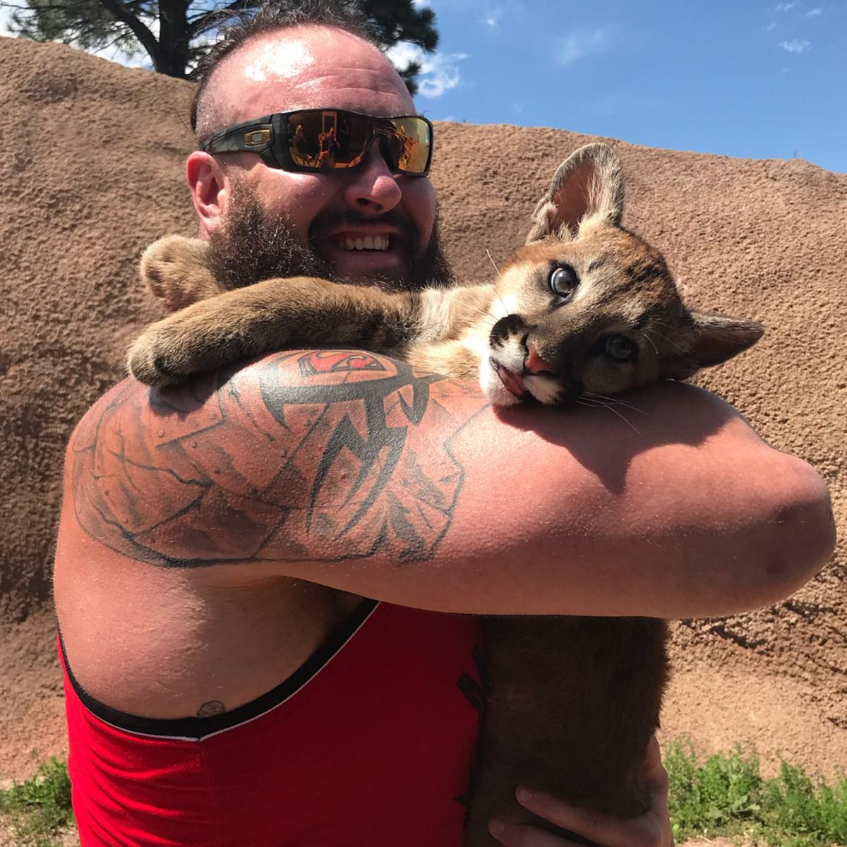 ब्राॅन स्ट्रोमैन ने खिंचवाई शेर के बच्चे के साथ फोटो, देखें कैसा बीता WWE रैसलरों का वीकेंड 1