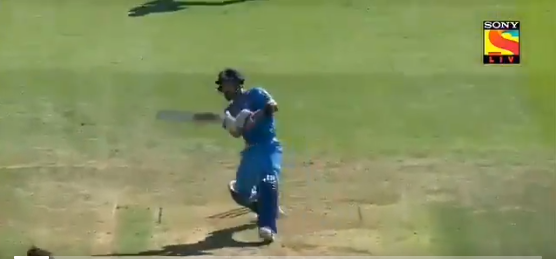 विराट ने पूरी की धोनी के बल्लेबाजी की कमी ऑफ साइड में खेला हेलीकॉप्टर शॉट, देखे वीडियो 4