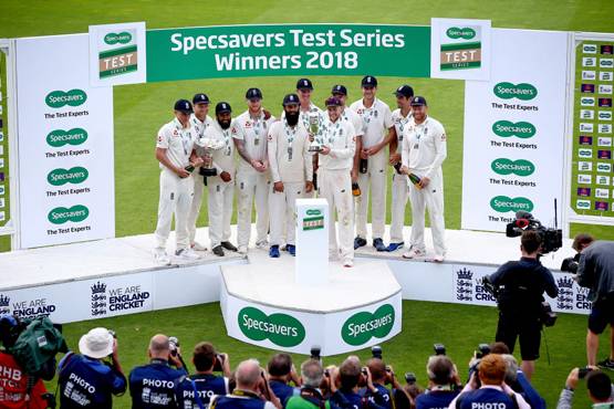 england team with trophy