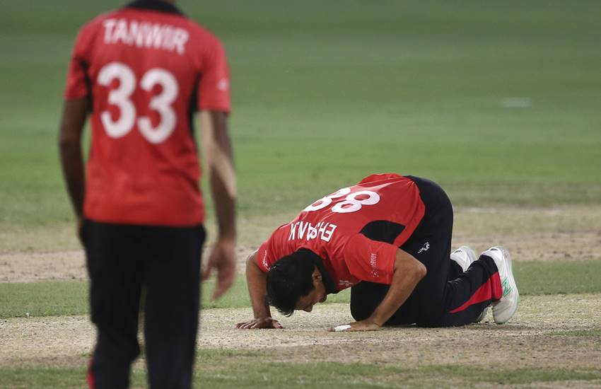 5 विकेट लेकर मैदान पर सजदा करते हैं गेंदबाज, लेकिन एहसान खान ने बताया क्यों धोनी का विकेट लेने के बाद किया ऐसा 3