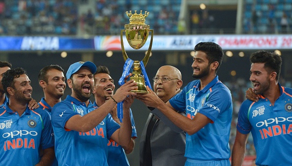 महेंद्र सिंह धोनी के कहने पर रोहित शर्मा ने खलील अहमद कों सौंपी एशिया कप की ट्रॉफी 1