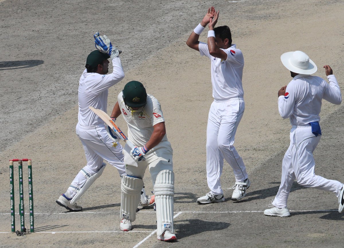 दुबई टेस्ट मैच में पाकिस्तान ने कसा शिंकजा, 325 रन की हुई बढ़त 3