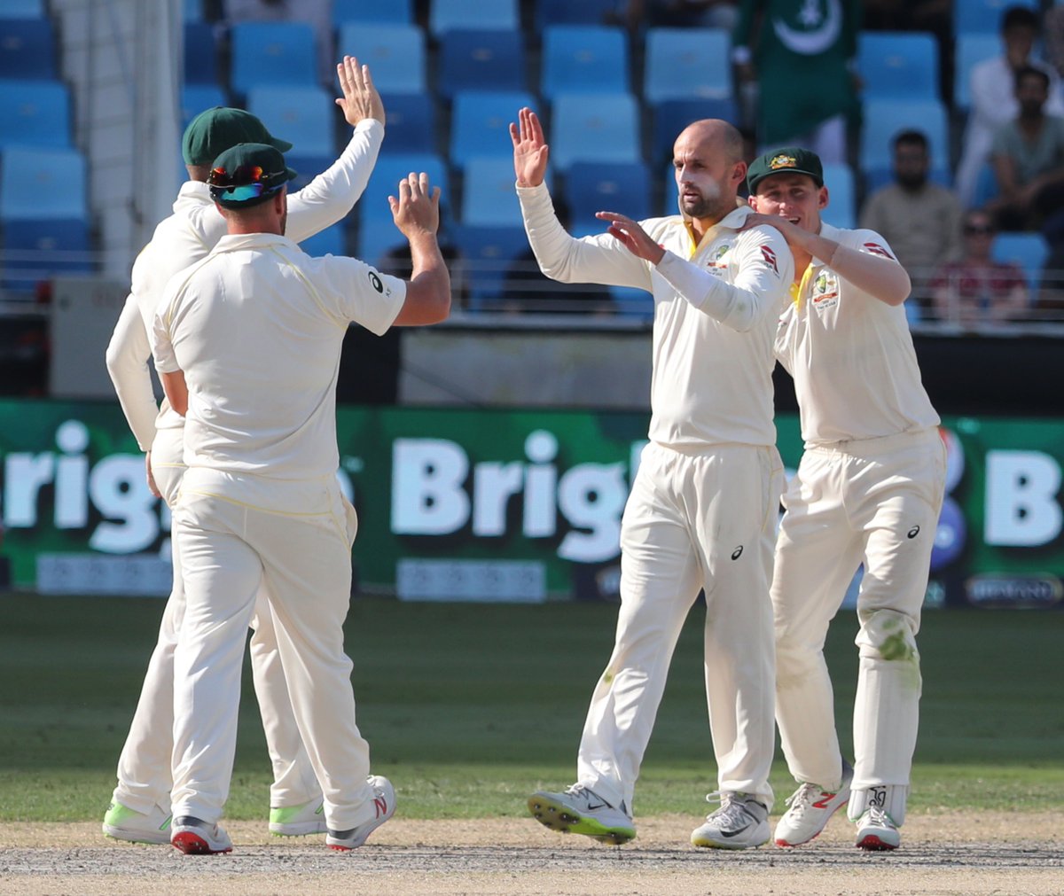 दुबई टेस्ट मैच में पाकिस्तान ने कसा शिंकजा, 325 रन की हुई बढ़त 5