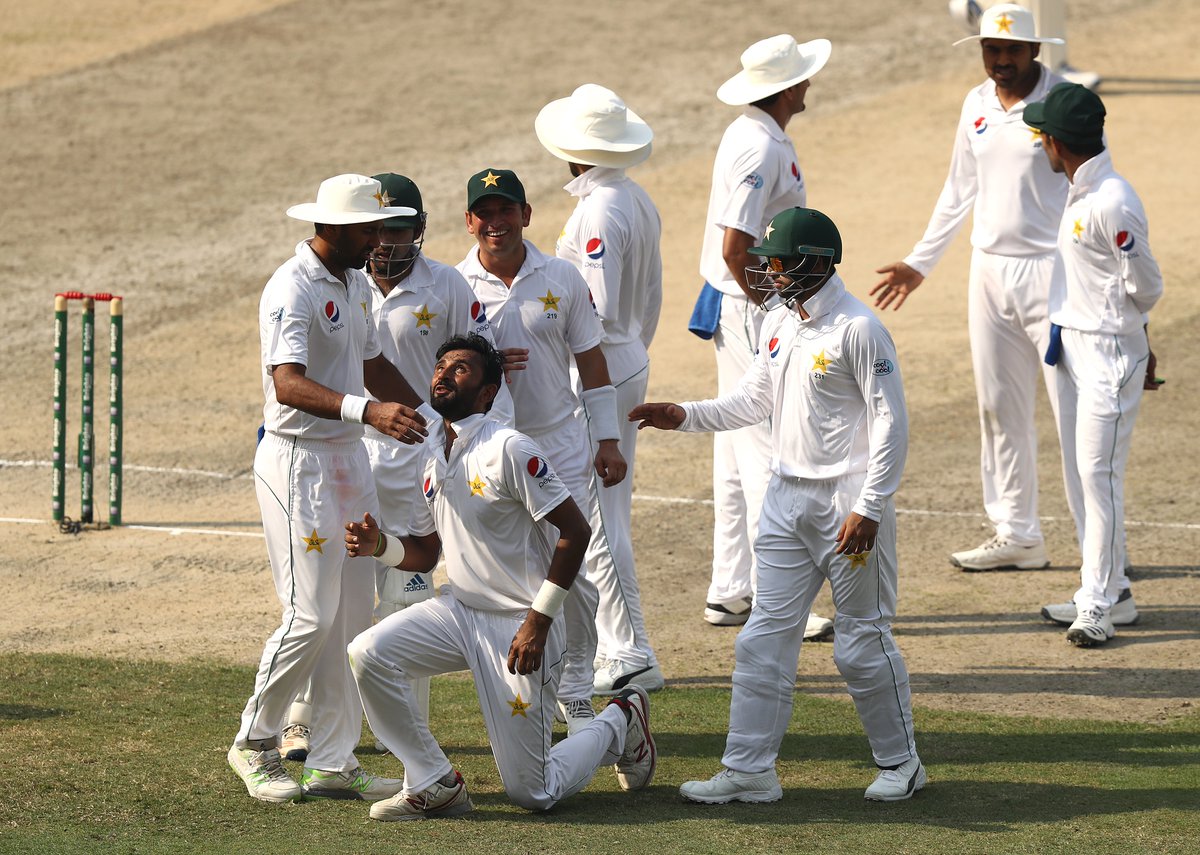 दुबई टेस्ट मैच में पाकिस्तान ने कसा शिंकजा, 325 रन की हुई बढ़त 2