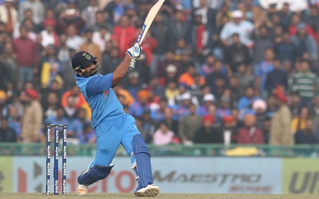 मैच से पहले रोहित ने कुछ ख़ास तरह से की तैयारी, गली क्रिकेट में आजमाया हाथ 2