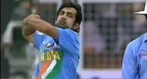 वीडियो : जब गौतम गंभीर ने पहली बार वनडे अंतरराष्ट्रीय क्रिकेट में की थी गेंदबाजी, इस वजह से बन गया था यादगार 3