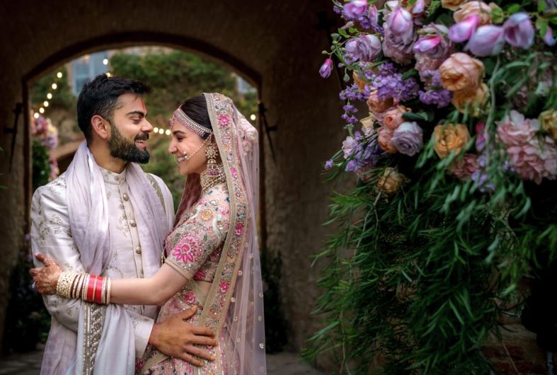 शादी की सालगिरह पर विराट कोहली और अनुष्का शर्मा ने पोस्ट के जरिये एक-दूसरे के लिए किया प्यार का इजहार 16