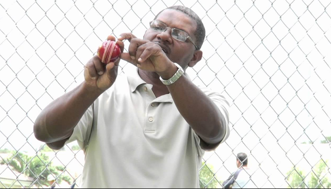 वीडियो: क्या होती है आउट स्विंग गेंदबाजी? जाने कैसे कर सकते हैं आसानी से ये गेंद 9