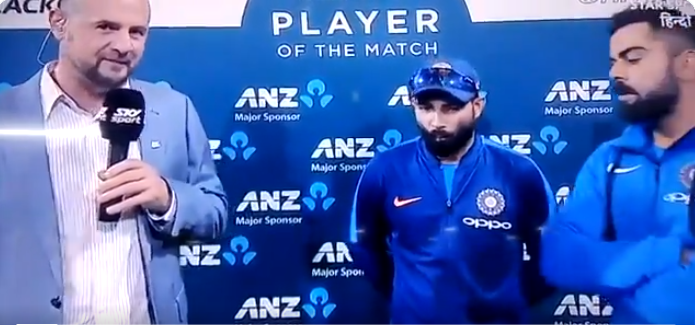 NZvsIND- मैन ऑफ़ द मैच लेते हुए मोहम्मद शमी ने बोला इस बार इंग्लिश, तो साइमन डॉल ने बनाया मजाक, तुरंत विराट ने दिया ये रिएक्शन 1