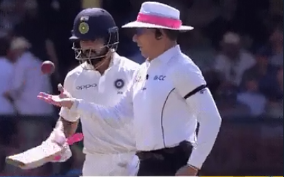विराट कोहली ने मैच के दौरान अंपायर के हाथ से छीनी गेंद, करने लगे कुछ ऐसा वायरल हुआ वीडियो 9