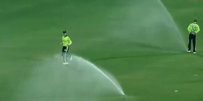 अफगानिस्तान और आयरलैंड मैच के दौरान मैदान पर अचानक खुले शॉवर, पूरा मैदान हो गया पानी-पानी 1
