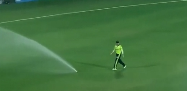 अफगानिस्तान और आयरलैंड मैच के दौरान मैदान पर अचानक खुले शॉवर, पूरा मैदान हो गया पानी-पानी 4
